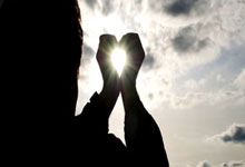 排球赛场焦点！巴西队对阵美国队，意外判罚引发热议，比赛氛围紧张